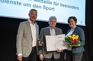 Hans Joachim Kögele erhält die Medaille für besondere Verdienste um den Sport.
