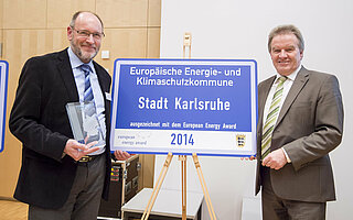 Verleihung des European Energy Award 2015 in der Gottlieb - Daimler - Schule in Sindelfingen. Im Bild: Umweltminister Franz Untersteller (r.) und Norbert Hacker (l.).