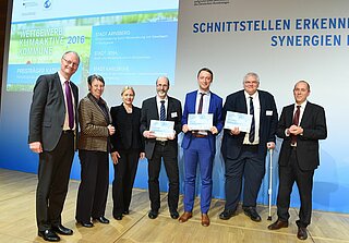 Das Bild zeigt den damaligen  Bürgermeister Klaus Stapf, für die Stadt Karlsruhe den Preis „Klimaaktive Kommune 2016" in Berlin entgegennimmt.