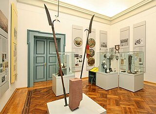 Das Foto zeigt einen Raum der Dauerausstellung im Pfinzgaumuseum 