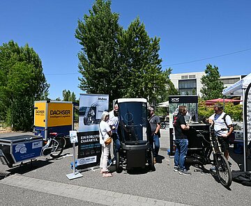 Vor dem Kulturzentrum "Tollhaus" werden verschiedene Lastenrad-Modelle präsentiert