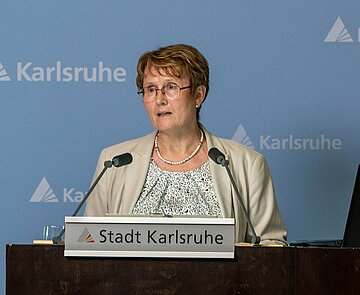 Mit persönlichen Worten äußert sich Karlsruhes Erste Bürgermeisterin Gabriele Luczak-Schwarz zur Feuertragödie in Wintzenheim bei Colmar im Elsass.