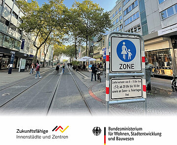 Blick in die Kaiserstraße mit Logos des Bundesministerium für Wohnen, Stadtentwicklung und Bauwesen
