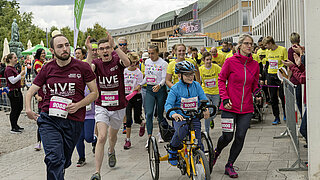 Das Bild zeigt Teilnehmende des Inklusionslaufs beim Atruvia Baden-Marathons am 18. September.