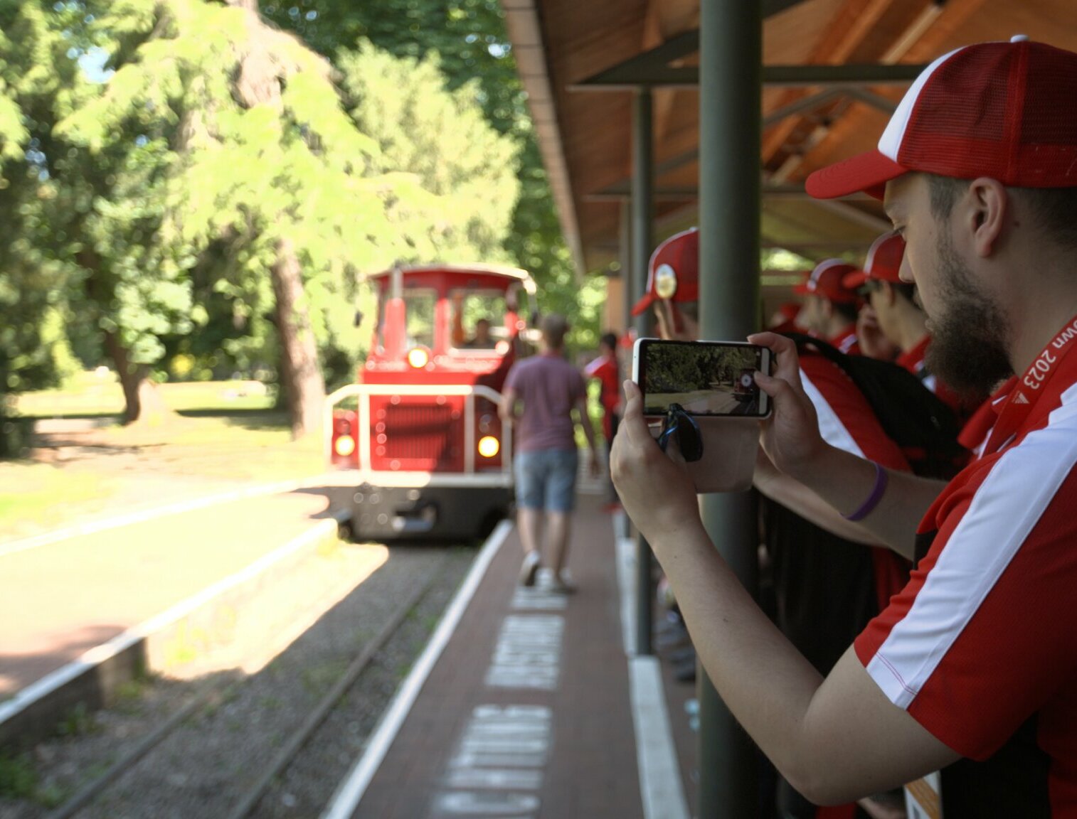Schweizer Delegation der Special Olympics 2023 wartet auf die Schlossgartenbahn