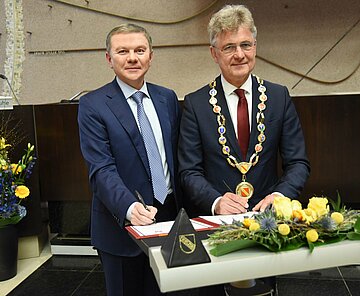 Die beiden Oberbürgermeister von Winnyzja und Karlsruhe, Dr. Frank Mentrup und Serhii Morhunov, unterzeichnen die Partnerschaftsvereinbarung zwischen den beiden Städten.