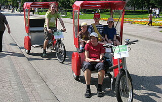 Bei der Rikscha-Aktion der Klimakampagne können sich Bürgerinnen und Bürger mit einer Rikscha durch die Stadt fahren lassen.