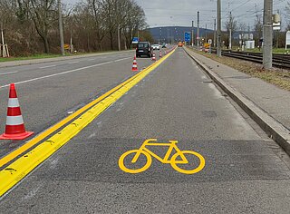 Das Foto zeigt den Verkehrsversuch „Temporärer Fahrradstreifen“ auf der Herrenalber Straße.