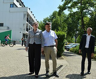 Ortstermin: Bürgermeister Martin Lenz (rechts) und Investor Afrim Bajrami zeigten Ministerin Klara Geywitz die umge-nutzte Paracelsusklinik