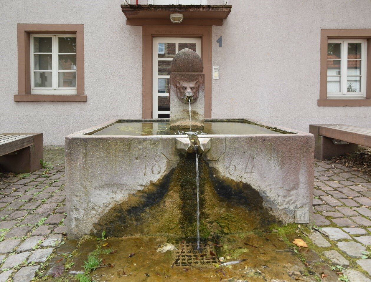 Das Bild zeigt den Wolfsbrunnen in der Rathausstraße.