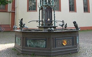 Das Bild zeigt den Marktbrunnen, auch Liebesbrunnen genannt, in Durlach.