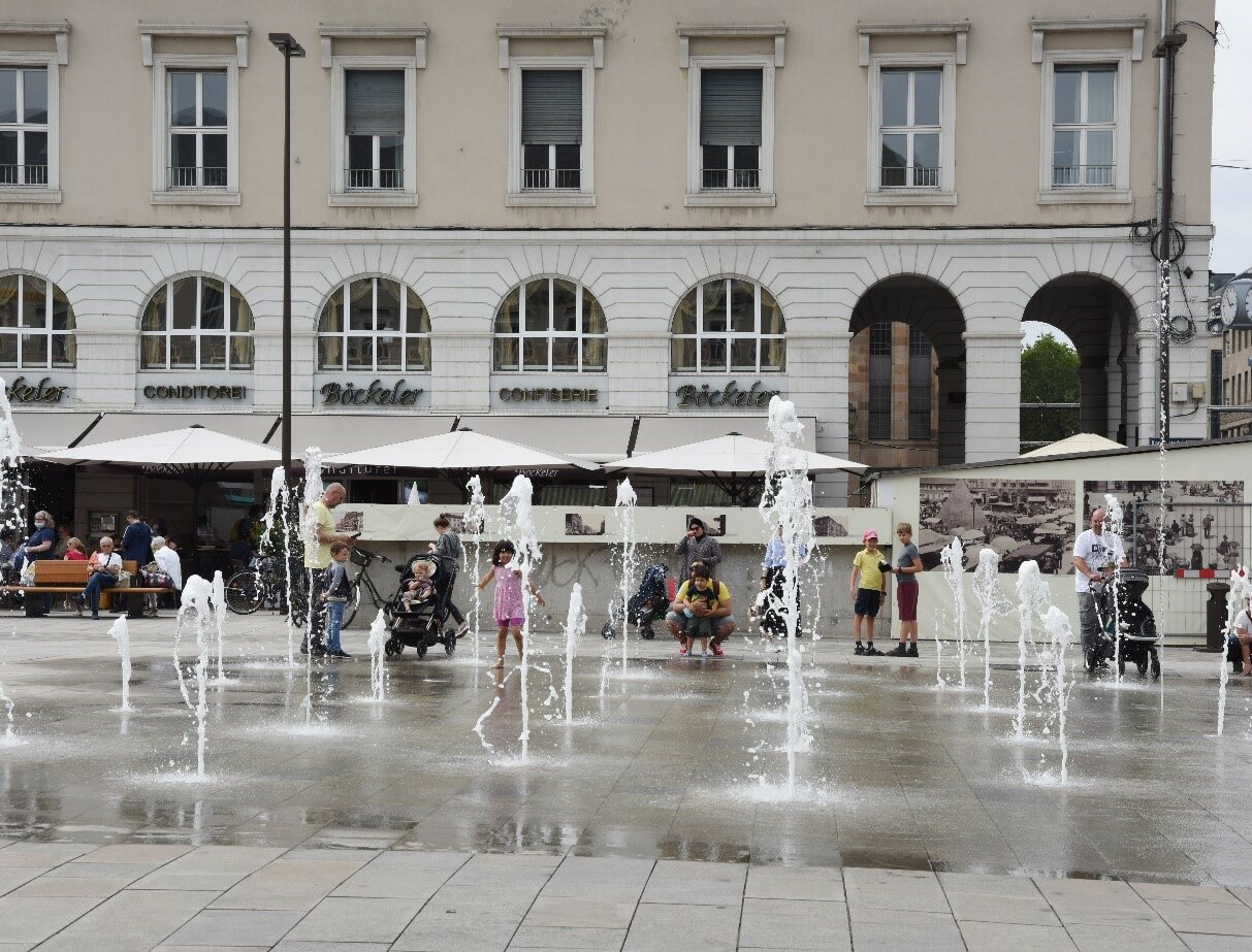Das Bild zeigt die Wasserspiele am Marktplatz.