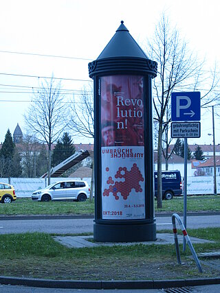 Citylight Plakat auf der Stadtseite der hinterleuchteten WallDecaux-Säulen, Motiv Europäische Kulturtage 2018