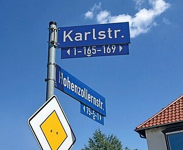 Straßennamenschild der Karlstrasse