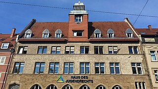 Das Bild zeigt eine Außenansicht des Gebäudes des Haus des Jugendrechts in Karlsruhe.