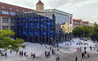 Menschen im Nebel auf dem ZKM-Vorplatz, Skulptur der Künstlerin Fujiko Nakaya