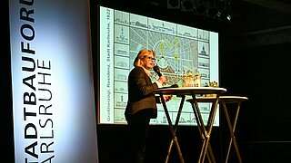 Die Leiterin des Stadtplanungsamts, Pro. Anke Karmann-Woessner, referiert über die städtebauliche Bedeutung Friedrich Weinbrenners.