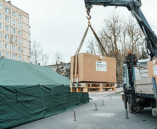 Im Rahmen von "Karlsruhe hilft" wurden zehn Wärmestationen in die zukünftige ukrainische Partnerstadt Winnyzja geliefert und vor Ort aufgebaut, um den Menschen Schutz vor der Kälte zu bieten. 