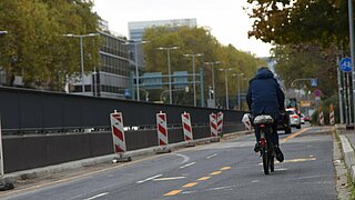 Zwischen dem Karlstor und der Leopoldstraße wurden Anfang November in beiden Fahrtrichtungen Fahrradstreifen markiert.