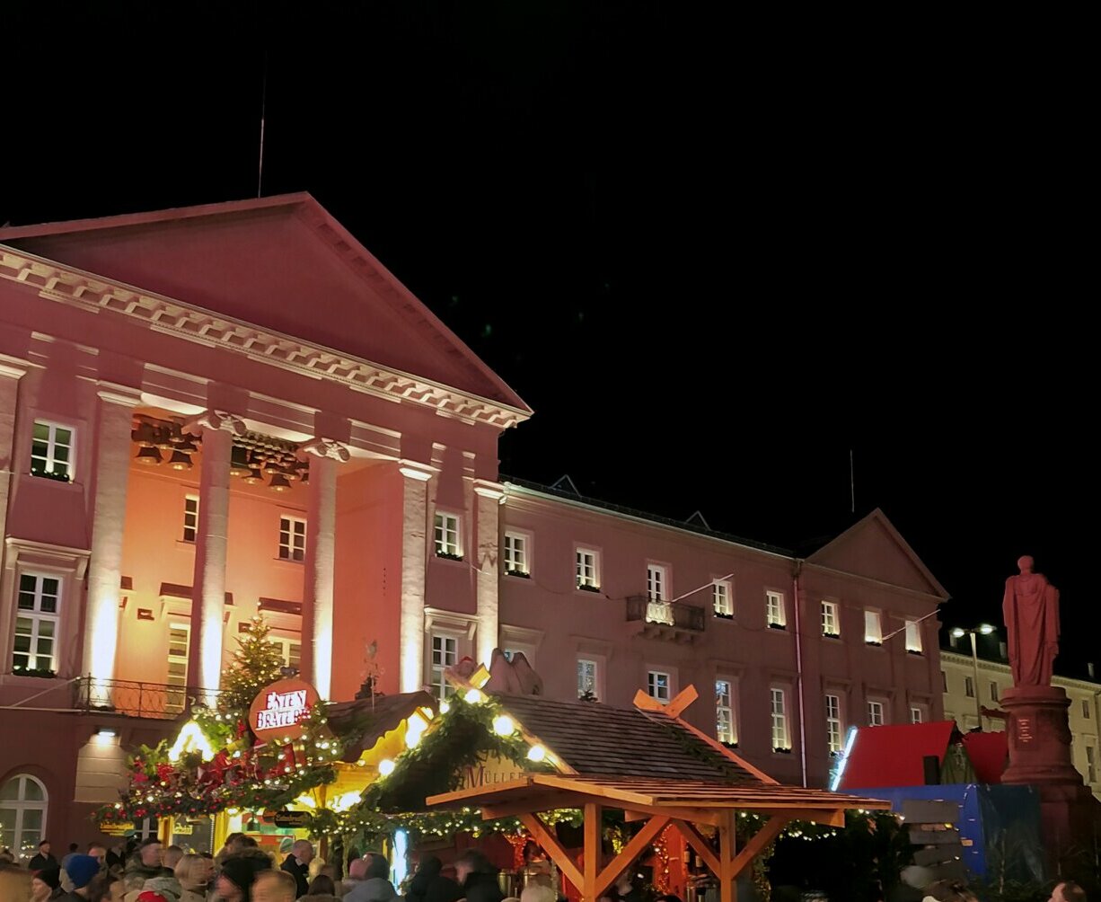 Der beleuchtete Christkindlesmarkt vor dem Karlsruher Rathaus.