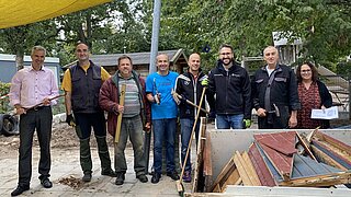 Ein Team der Daimler Truck AG errichtet ein neues Gartenhäuschen für das Kinderhaus Schlossstrahl.