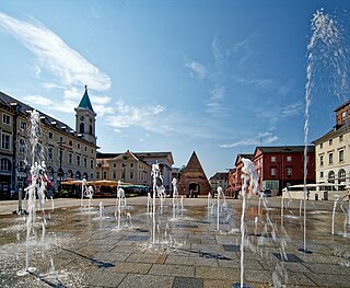 Martkplatz Karlsruhe mit Wasserspielen, Pyramiede und Rathaus