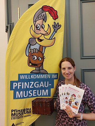 Stellvertretende Leiterin der Historischen Museen Dr. Christiane Sutter mit dem neuen Maskottchen des Pfinzgaumuseums.