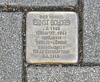 Der Stolperstein vor der Sophienstraße 97 erinnert an das Schicksal Ernst Schorbs, der 1945 starb.