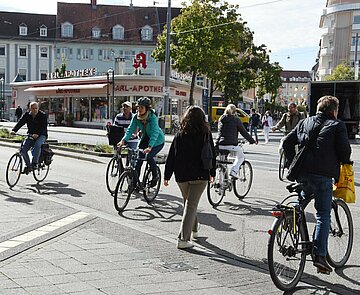 Radfahrer überqueren die Gleise am Stephanplatz.