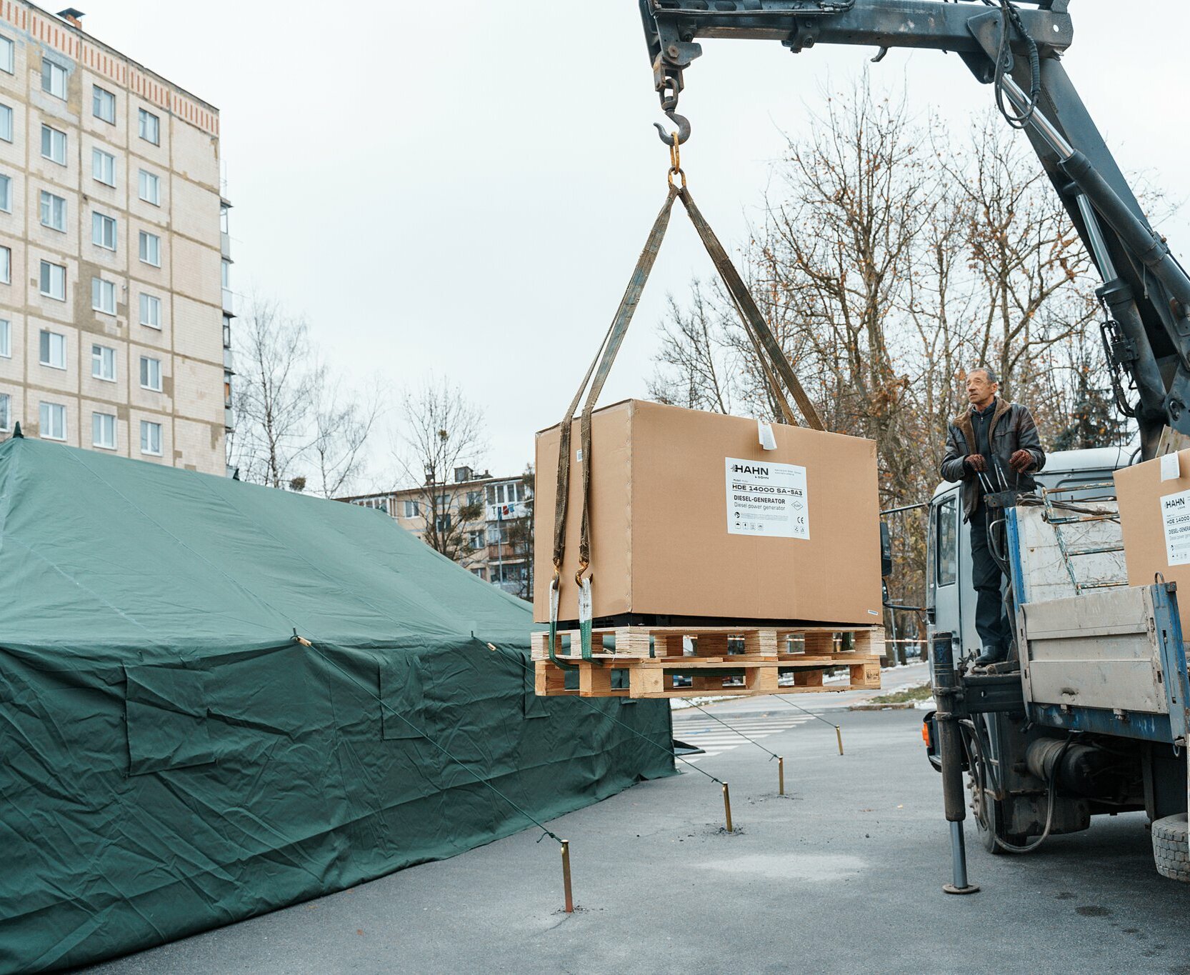 Im Rahmen von "Karlsruhe hilft" wurden zehn Wärmestationen in die zukünftige ukrainische Partnerstadt Winnyzja geliefert und vor Ort aufgebaut, um den Menschen Schutz vor der Kälte zu bieten. 