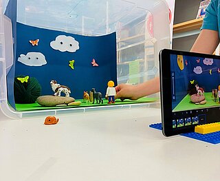 Kinder können mit einem Tablet eigene Stop-Motion-film drehen.