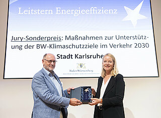 Umweltministerin Thekla Walker und Umweltamtsleiter Norbert Hacker bei der Überreichung des „Leitsterns Energieeffizienz 2020“.
