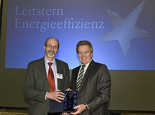 Der damalige Landesumweltminister Franz Untersteller (r.) überreicht dem damaligen Bürgermeister Klaus Stapf den "Leitstern Energieeffizienz 2015".