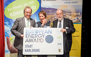 Verleihung des European Energy Awards am Montag, den 18. Februar 2019 in der Universitätsstadt Tübingen. Bürgermeisterin Bettina Lisbach nimmt den Preis aus den Händen von Landesumweltminister Franz Untersteller (l.) entgegen.