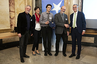 Das Bild zeigt den damaligen Bürgermeister Klaus Stapf mit seinem Team in Stuttgart, die Auszeichnung „Leitstern Energieeffizenz 2018" entgegennimmt.