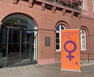 Roll-up zum Internationalen Tag gegen Gewalt an Frauen vor dem Rathaus