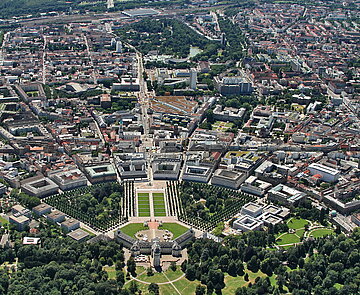 Das Luftbild zeigt die Karlsruher Innenstadt mit Schloss im Vordergrund. 