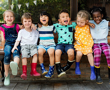 Eine Gruppe fröhlicher Kindergartenkinder