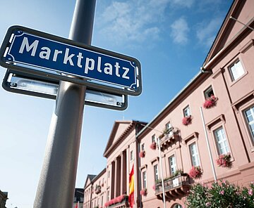 Schild auf dem Marktplatz steht vor dem Rathaus in Karlsruhe
