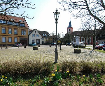 Der zentrale Platz in Daxlanden mit Kirche im Hintergrund