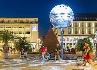 Die Lichtinstallation „Die Kugel“ macht das SCHLOSSLICHTSPIELE Light Festival auch auf dem Marktplatz erlebbar. 