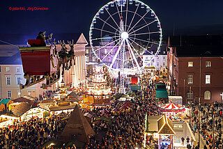 Blick über den Weihnachtsmarkt am Marktplatz mit fliegendem Weihnachtsmann
