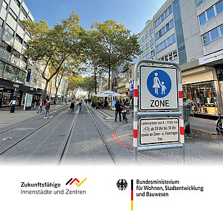 Blick in die Kaiserstraße mit Logos des Bundesministerium für Wohnen, Stadtentwicklung und Bauwesen