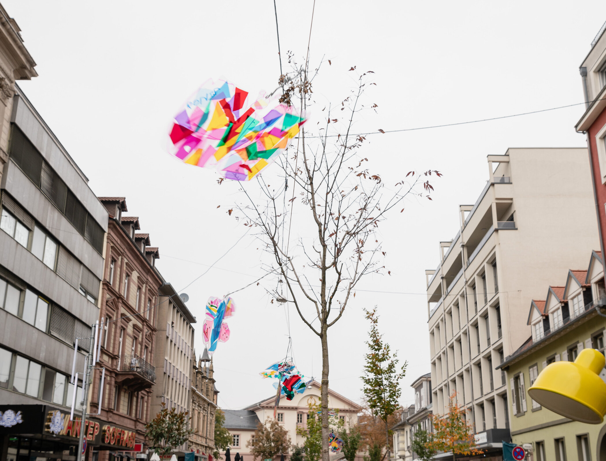 Gebastelte Schmetterlinge aufgehängt in der Karlstraße