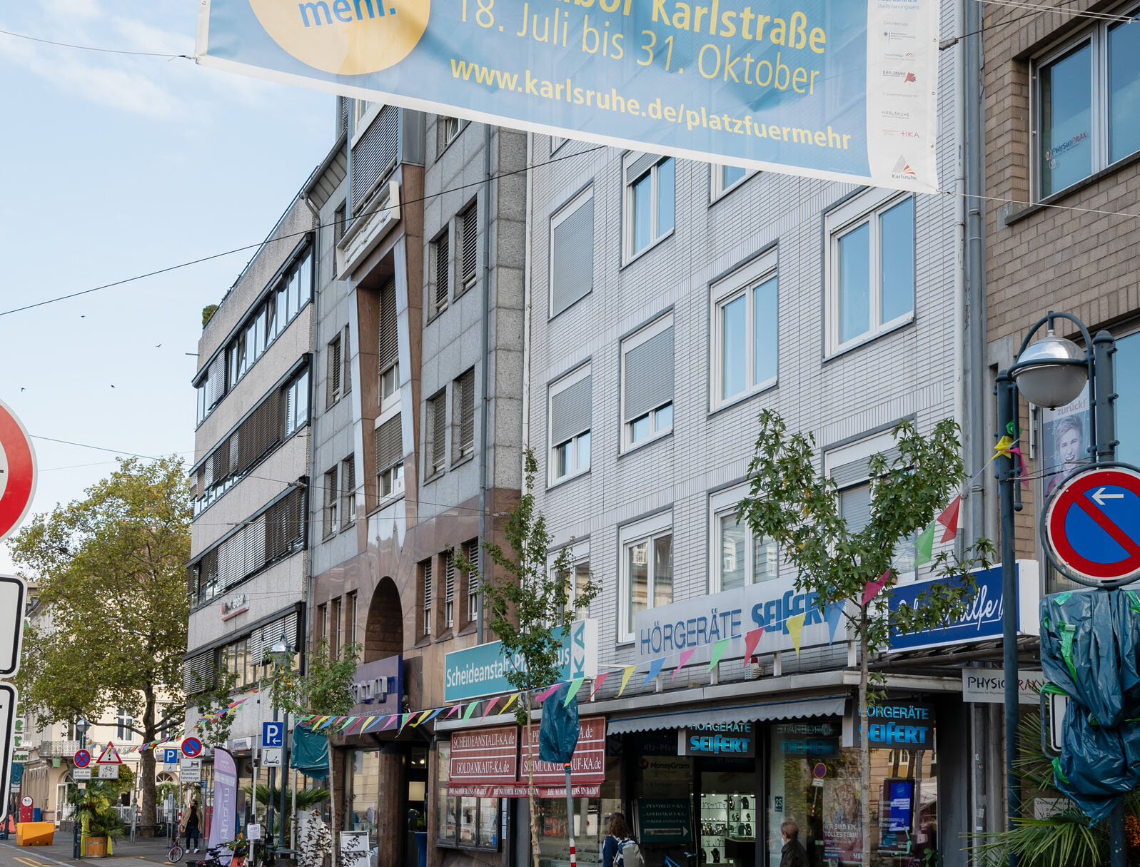 Eingang Reallabor Karlstraße mit Banner