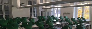 Stühle in einem Klassenzimmer der Friedrich-Realschule