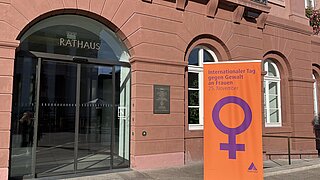 Roll-up in orange gegen Gewalt an Frauen vor dem Rathaus Karlsruhe 