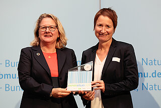 Bundesministerin Svenja Schulze überreichte im Bundesumweltministerium in Berlin die Auszeichnungsurkunde an Bürgermeisterin Bettina Lisbach