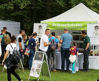 Beim Artenschutztag im Zoo Karlsruhe können sich die Zoogäste bei 40 Institutionen und Vereinen über deren Aktivitäten informieren. Zudem gibt es viele Mitmachangebote für Familien.