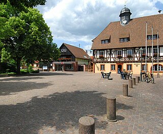 Das Rathaus in Grötzingen mit dem Platz davor.